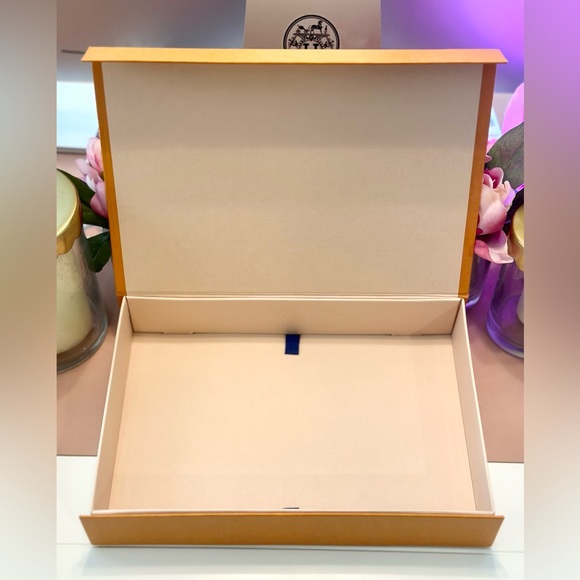 Louis Vuitton Magnetic Closure Box - Picture 2 of 10